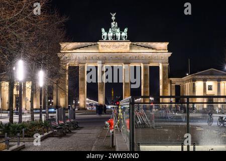 DAS Brandenburger Tor, Am Abend - Lichter der Grossstadt Berlinbilder - Strassen - Aufnahmen 24.02. 2024, Foto : Uwe Koch/HMB Media/Alamy Banque D'Images