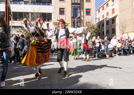 Des danseurs en costumes régionaux dansent lors d'un événement dans les rues de Zamora, en Espagne. Banque D'Images