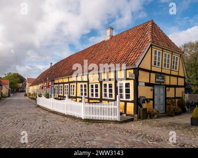 Café Postkassen dans un ancien bureau de poste à colombages le long d'une rue pavée dans la vieille ville de Mariager, Nordjylland, Danemark Banque D'Images