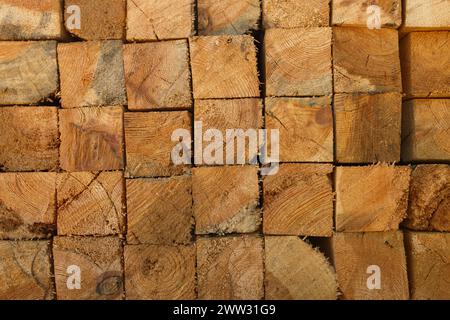 Texture de bois empilé mettant en valeur le grain de bois naturel. Parfait pour l'arrière-plan dans l'architecture, la construction, la menuiserie, ou les thèmes de matériaux respectueux de l'environnement Banque D'Images