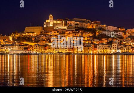 Ibiza vieille ville et le port lumière de l'eau reflets la nuit, Ibiza île, îles Baléares, Espagne Banque D'Images