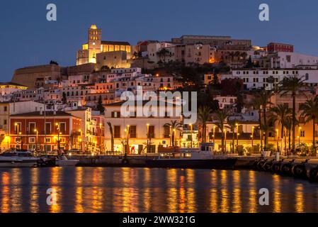 Vieille ville d'Ibiza et le port la nuit, Île d'Ibiza, Îles Baléares, Espagne Banque D'Images