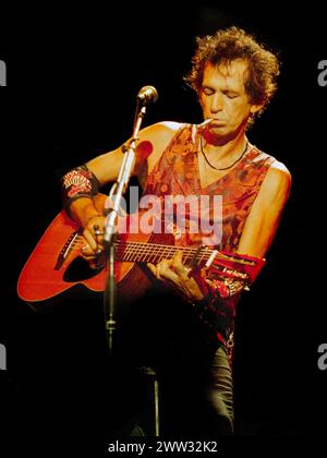 Keith Richards des Rolling Stones jouant à la Brixton Academy, Londres, Royaume-Uni 1995 Banque D'Images