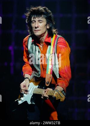 Ronnie Wood des Rolling Stones à la Brixton Academy, Londres, Royaume-Uni juillet 1995 Banque D'Images