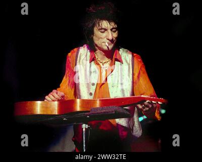 Ronnie Wood des Rolling Stones à la Brixton Academy, Londres, Royaume-Uni juillet 1995 Banque D'Images