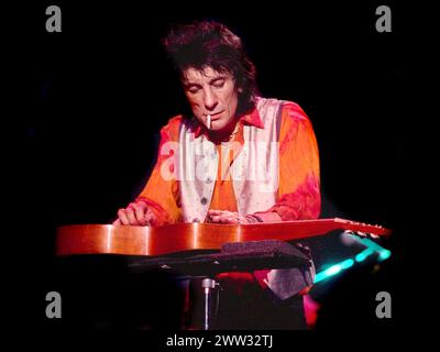 Ronnie Wood des Rolling Stones à la Brixton Academy, Londres, Royaume-Uni juillet 1995 Banque D'Images