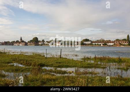 Bosham Quay à Chichester Harbour, West Sussex, Angleterre. Marée haute, vue de l'autre côté de l'eau. Banque D'Images