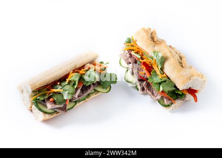 Sandwich banh mi de porc vietnamien isolé sur fond blanc Banque D'Images