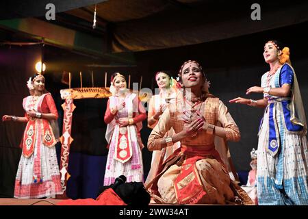 Nagaon, 21 mars 2024 : les talentueux acteurs d'Abinaswar Gosthi, Nagaon, donnent vie à l'intemporelle Ankiya Bhaona 'Ram Bijoy' de Srimanta Sarkardev avec leur performance captivante sous la direction de Dipok Borah à Puranigam, Nagaon, Assam. Crédit : DIGANTA TALUKDAR/Alamy Live News Banque D'Images