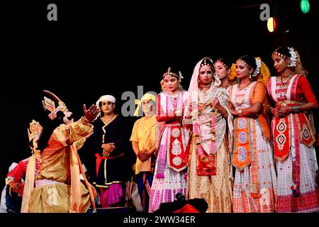 Nagaon, 21 mars 2024 : les talentueux acteurs d'Abinaswar Gosthi, Nagaon, donnent vie à l'intemporelle Ankiya Bhaona 'Ram Bijoy' de Srimanta Sarkardev avec leur performance captivante sous la direction de Dipok Borah à Puranigam, Nagaon, Assam. Crédit : DIGANTA TALUKDAR/Alamy Live News Banque D'Images