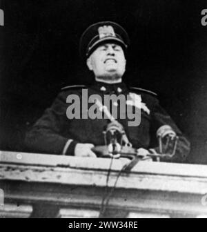 L'Italie déclare la guerre à la France et à la Grande-Bretagne. Benito Mussolini parle depuis le balcon du Palais vénitien à Rome - 10 juin 1940 Banque D'Images