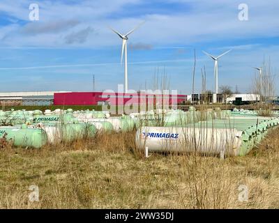 Zone de stockage de réservoirs de gaz dans une zone industrielle avec des éoliennes à énergie propre en arrière-plan. Emplacement est la ville de Zutphen aux pays-Bas. Banque D'Images