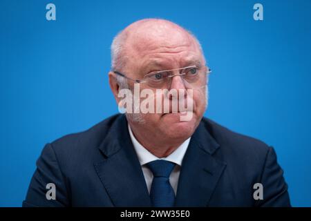 Bundespressekonferenz zum Thema Klimageld Wir zeigen, dass es moeglich ist Dr Ulrich Schneider, Hauptgeschaeftsfuehrer, Der Paritaetische Gesamtverband in der Bundespressekonferenz zur Vorstellung des Thema Klimageld Wir zeigen, dass es moeglich ist, Berlin , 21.03.2024 Berlin Berlin Deutschland *** Conférence de presse fédérale sur le thème de l'argent climatique nous montrons qu'il est possible Dr. Ulrich Schneider, Chief Executive Officer, Der Paritaetische Gesamtverband lors de la Conférence de presse fédérale sur la présentation du thème de l'argent climatique nous montrons qu'il est possible , Berlin , 21 03 2024 Berl Banque D'Images