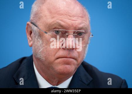 Bundespressekonferenz zum Thema Klimageld Wir zeigen, dass es moeglich ist Dr Ulrich Schneider, Hauptgeschaeftsfuehrer, Der Paritaetische Gesamtverband in der Bundespressekonferenz zur Vorstellung des Thema Klimageld Wir zeigen, dass es moeglich ist, Berlin , 21.03.2024 Berlin Berlin Deutschland *** Conférence de presse fédérale sur le thème de l'argent climatique nous montrons qu'il est possible Dr. Ulrich Schneider, Chief Executive Officer, Der Paritaetische Gesamtverband lors de la Conférence de presse fédérale sur la présentation du thème de l'argent climatique nous montrons qu'il est possible , Berlin , 21 03 2024 Berl Banque D'Images