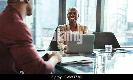 Heureux professionnel des ressources humaines ayant une réunion d'affaires réussie avec un candidat à l'emploi dans un bureau d'entreprise. Ils discutent du travail et de l'emploi, portra Banque D'Images