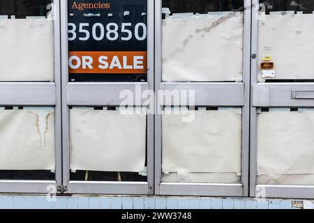 Un magasin vide fermé à vendre dans le centre-ville de Newquay en Cornouailles au Royaume-Uni. Banque D'Images