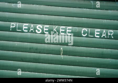 S'il vous plaît garder un signe clair sur une porte de garage à Newquay en Cornouailles au Royaume-Uni. Banque D'Images