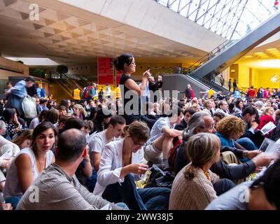 Paris, France, grande foule de gens, profiter du Festival de musique publique libre, concert de la Fête de la musique », à l'intérieur du Musée du Louvre Banque D'Images