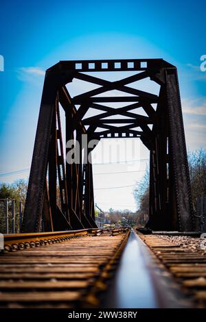 Un vieux pont ferroviaire sur une rivière Banque D'Images