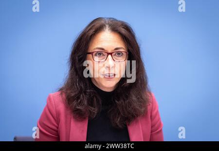 Yasmin Fahimi, Vorsitzende, Deutscher Gewerkschaftsbund DGB, im Rahmen einer Bundespressekonferenz des Buendnis zusammen fâˆöÂºr Demokratie. IM Bund. VOR Ort. Fuer alle. À Berlin, le 21.03.2024. Berlin Deutschland *** Yasmin Fahimi, présidente de la Confédération allemande des syndicats DGB , lors d'une conférence de presse fédérale de l'Alliance ensemble pour la démocratie dans la Fédération sur le site pour tous à Berlin, 21 03 2024 Berlin Allemagne Copyright : xJulianexSonntagxphotothek.dex Banque D'Images