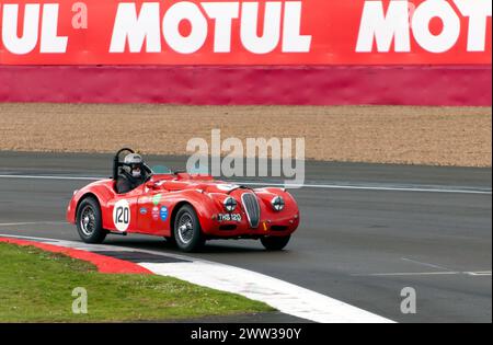 Chris Keith Lucas et Kerry Wilson's Red, 1951 ans, Jaguar XK120 Roadster, pendant le Trophée MRL RAC Woodcote, au Silverstone Festival 2023 Banque D'Images