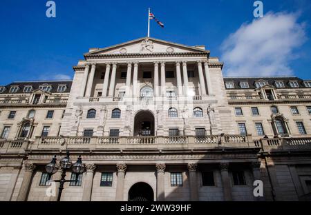 Londres, Royaume-Uni. 21 mars 2024. Banque d'Angleterre dans la Cité de Londres. La Banque d'Angleterre annoncera le 21 mars une décision de taux d'intérêt qui devrait se maintenir à 5,25 % malgré une baisse de l'inflation. L'inflation britannique est tombée à 3,4 pour cent, le plus bas depuis septembre 2021 crédit : Mark Thomas/Alamy Live News Banque D'Images