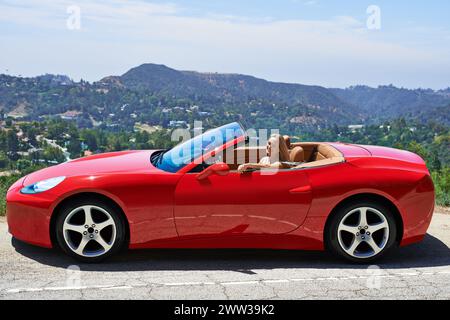 Femme, voiture de sport rouge et conduite en montagne, voyage et transport de luxe sur l'escapade estivale. Personne féminine heureuse, vacances et bien-être à la campagne Banque D'Images