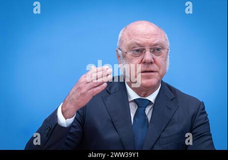 Dr Ulrich Schneider, Hauptgeschaeftsfuehrer, Der Paritaetische Gesamtverband, im Rahmen einer Bundespressekonferenz zum Thema Klimageld à Berlin, 21.03.2024. Berlin Deutschland *** Dr Ulrich Schneider, Directeur général, Der Paritaetische Gesamtverband, lors d'une conférence de presse fédérale sur le thème de l'argent climatique à Berlin, 21 03 2024 Berlin Allemagne Copyright : xJulianexSonntagxphotothek.dex Banque D'Images