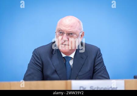 Dr Ulrich Schneider, Hauptgeschaeftsfuehrer, Der Paritaetische Gesamtverband, im Rahmen einer Bundespressekonferenz zum Thema Klimageld à Berlin, 21.03.2024. Berlin Deutschland *** Dr Ulrich Schneider, Directeur général, Der Paritaetische Gesamtverband, lors d'une conférence de presse fédérale sur le thème de l'argent climatique à Berlin, 21 03 2024 Berlin Allemagne Copyright : xJulianexSonntagxphotothek.dex Banque D'Images