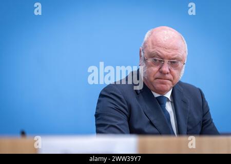 Dr Ulrich Schneider, Hauptgeschaeftsfuehrer, Der Paritaetische Gesamtverband, im Rahmen einer Bundespressekonferenz zum Thema Klimageld à Berlin, 21.03.2024. Berlin Deutschland *** Dr Ulrich Schneider, Directeur général, Der Paritaetische Gesamtverband, lors d'une conférence de presse fédérale sur le thème de l'argent climatique à Berlin, 21 03 2024 Berlin Allemagne Copyright : xJulianexSonntagxphotothek.dex Banque D'Images