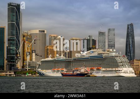 Paysage urbain de Sydney avec le paquebot Royal Princess au premier plan, Sydney, Australie Banque D'Images