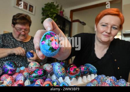 Borkovany, République tchèque. 21 mars 2024. Bozena Nemeckova (à gauche) et sa fille Marketa Splichalova font partie des femmes qui grattent des œufs de Pâques toute l’année à Borkovany, dans la région de Breclav, en République tchèque, photographiée le 21 mars 2024. Chaque année, ils décorent plusieurs centaines d'entre eux, de la poule classique à l'autruche. Crédit : Vaclav Salek/CTK photo/Alamy Live News Banque D'Images