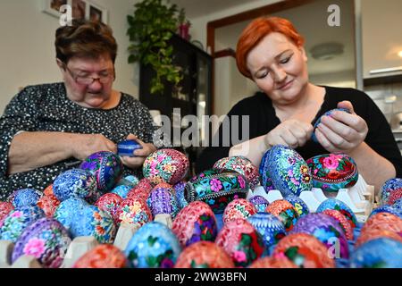 Borkovany, République tchèque. 21 mars 2024. Bozena Nemeckova (à gauche) et sa fille Marketa Splichalova font partie des femmes qui grattent des œufs de Pâques toute l’année à Borkovany, dans la région de Breclav, en République tchèque, photographiée le 21 mars 2024. Chaque année, ils décorent plusieurs centaines d'entre eux, de la poule classique à l'autruche. Crédit : Vaclav Salek/CTK photo/Alamy Live News Banque D'Images