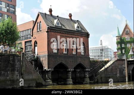 Maison historique en brique sur les rives d'une rivière avec des reflets dans l'eau, Hambourg, ville hanséatique de Hambourg, Allemagne Banque D'Images