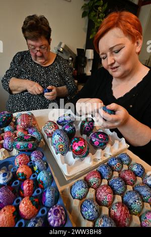 Borkovany, République tchèque. 21 mars 2024. Bozena Nemeckova (à gauche) et sa fille Marketa Splichalova font partie des femmes qui grattent des œufs de Pâques toute l’année à Borkovany, dans la région de Breclav, en République tchèque, photographiée le 21 mars 2024. Chaque année, ils décorent plusieurs centaines d'entre eux, de la poule classique à l'autruche. Crédit : Vaclav Salek/CTK photo/Alamy Live News Banque D'Images