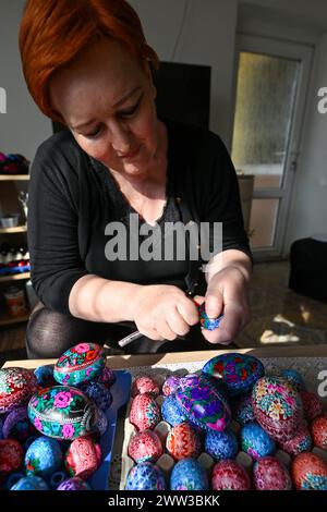 Borkovany, République tchèque. 21 mars 2024. Marketa Splichalova est l’une des femmes qui grattent des œufs de Pâques toute l’année à Borkovany, dans la région de Breclav, en République tchèque, photographiée le 21 mars 2024. Chaque année, elle en décore plusieurs centaines, de la poule classique à l'autruche. Crédit : Vaclav Salek/CTK photo/Alamy Live News Banque D'Images