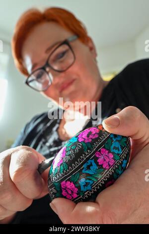 Borkovany, République tchèque. 21 mars 2024. Marketa Splichalova est l’une des femmes qui grattent des œufs de Pâques toute l’année à Borkovany, dans la région de Breclav, en République tchèque, photographiée le 21 mars 2024. Chaque année, elle en décore plusieurs centaines, de la poule classique à l'autruche. Crédit : Vaclav Salek/CTK photo/Alamy Live News Banque D'Images