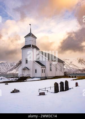 Église de Gimsoy avec cimetière, montagnes enneigées en arrière-plan, hiver, Gimsoya, Lofoten, Norvège Banque D'Images