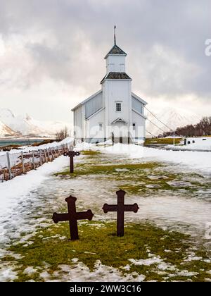 Église de Gimsoy avec cimetière, montagnes enneigées en arrière-plan, hiver, Gimsoya, Lofoten, Norvège Banque D'Images