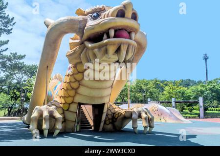 Équipement de terrain de jeu en forme de grand dragon sous un ciel bleu, à Ulsan, Corée du Sud Banque D'Images