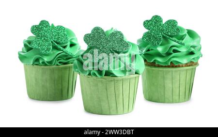 Prog Fête de Patrick. Cupcakes savoureux avec des toppers de feuilles de trèfle vert et de la crème isolés sur blanc Banque D'Images