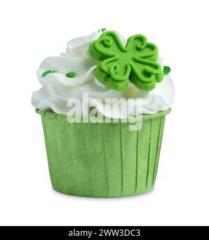 Prog Fête de Patrick. Savoureux cupcake avec topper de feuilles de trèfle vert et saupoudrées isolées sur blanc Banque D'Images