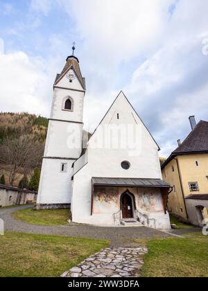 Église paroissiale Tragoess-Oberort, dédiée à Sainte-Madeleine, église fortifiée de style roman, municipalité de Tragoess-Sankt Katharein, Styrie Banque D'Images