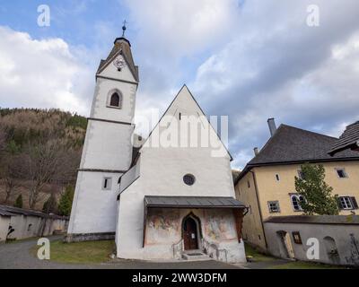 Église paroissiale Tragoess-Oberort, dédiée à Sainte-Madeleine, église fortifiée de style roman, municipalité de Tragoess-Sankt Katharein, Styrie Banque D'Images