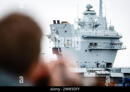 ROTTERDAM - les voyageurs d'une journée regardent à partir d'un bateau d'excursion sur le deuxième Maasvlakte au porte-avions britannique HMS Prince of Wales, qui est amarré à un terminal du port. C'est la première fois que le navire de 284 mètres de long et de 73 mètres de large visite les pays-Bas. ANP JEFFREY GROENEWEG pays-bas OUT - belgique OUT Banque D'Images