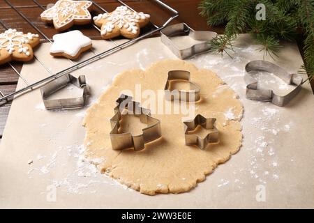 Faire des biscuits de Noël. Pâte crue et différents couteaux en métal sur la table Banque D'Images