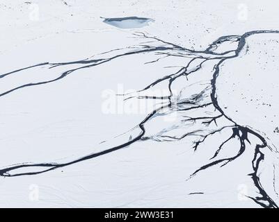 Paysage de rivière envahi, début de l'hiver, réserve naturelle de Fjallabak, tir de drone, Sudurland, Islande Banque D'Images