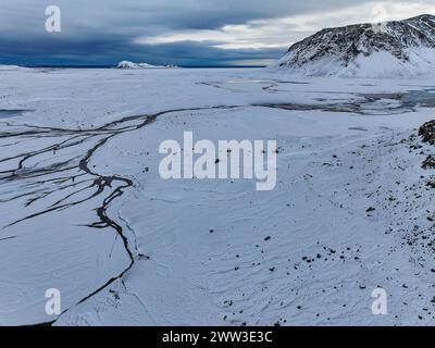 Paysage de rivière envahi, début de l'hiver, réserve naturelle de Fjallabak, tir de drone, Sudurland, Islande Banque D'Images