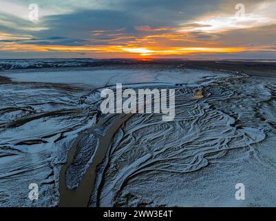 Paysage de rivière envahi, début de l'hiver, coucher de soleil, réserve naturelle de Fjallabak, tir de drone, Sudurland, Islande Banque D'Images