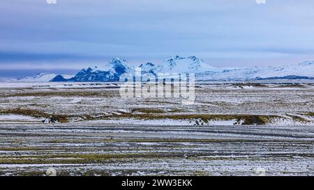 Montagnes enneigées et paysage fluvial envahi par la végétation, début de l'hiver, réserve naturelle de Fjallabak, Sudurland, Islande Banque D'Images